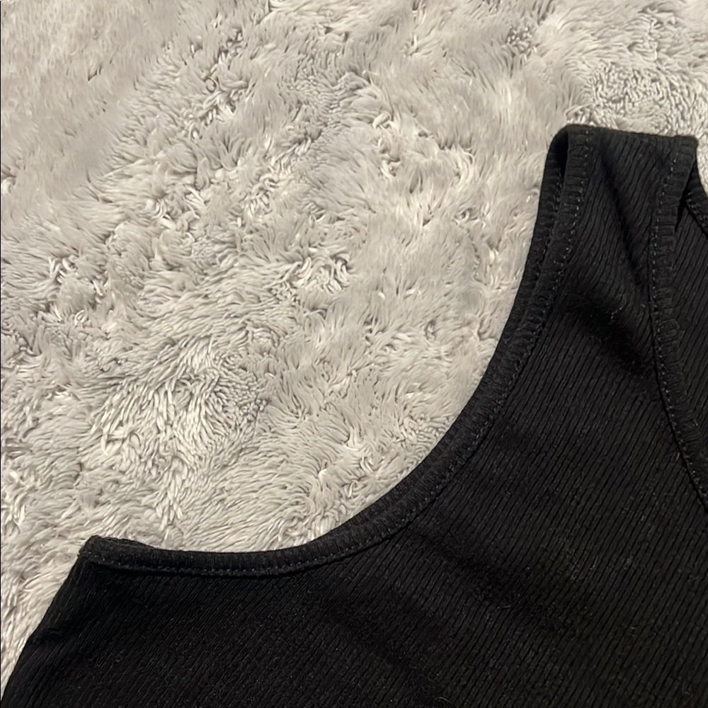 (M) Black Ribbed Crop Top - Picture 3 of 3